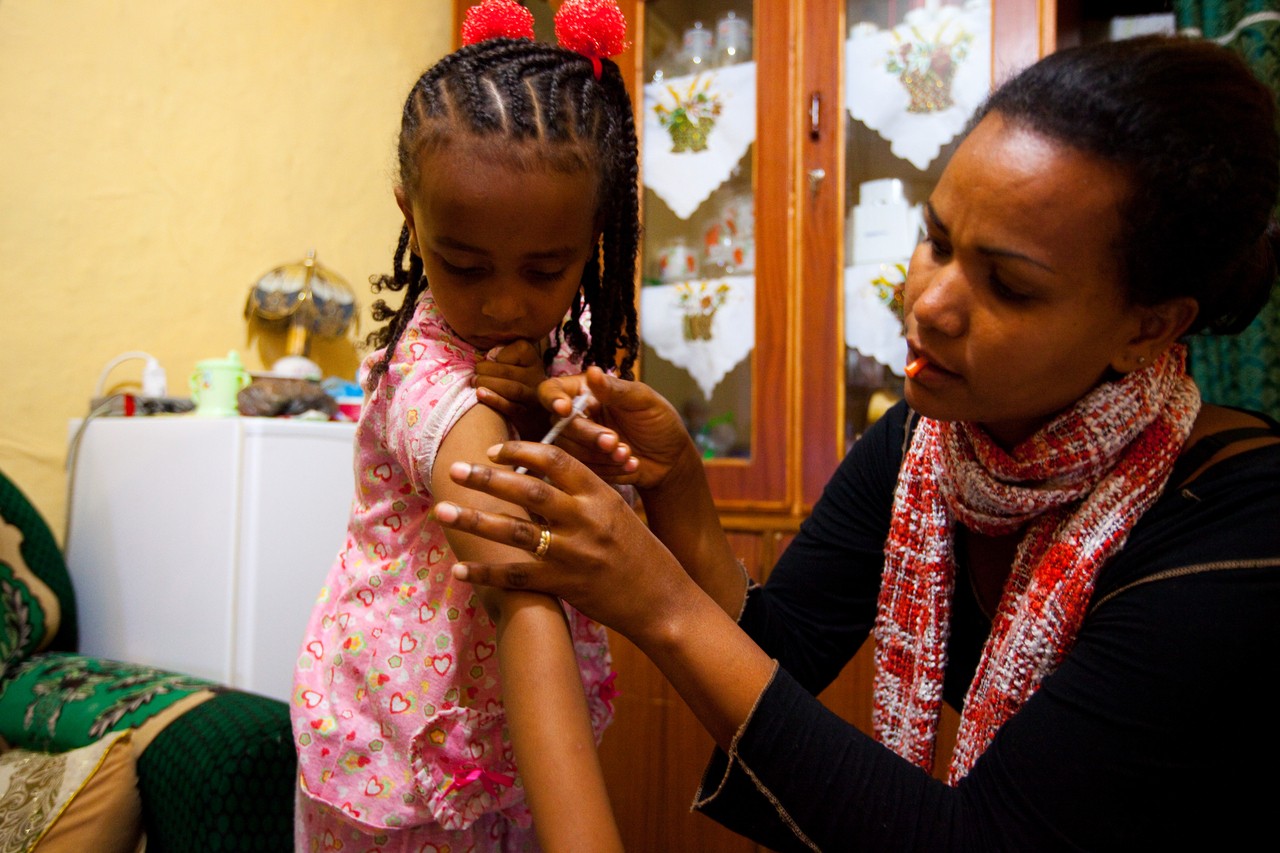 Саба Самюел и майка й. Saba живее в Етиопия и има диабет тип 1.